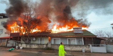 Erbaa’da Yangında Kediler Kurtarıldı, Evler Yandı!