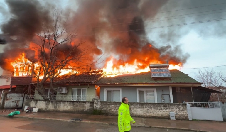 Erbaa’da Yangında Kediler Kurtarıldı, Evler Yandı!