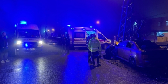 Arnavutköy’de Kaza: 5 Yaralı, Ambulans Mahsur Kaldı!