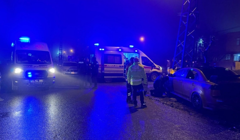 Arnavutköy’de Kaza: 5 Yaralı, Ambulans Mahsur Kaldı!