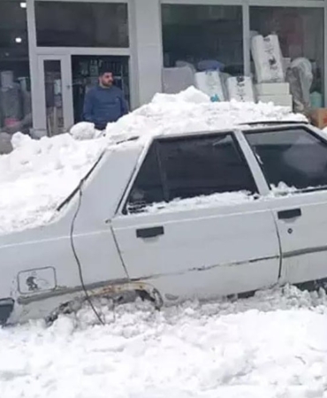 Kar Kütlesi Araç Üzerine Düştü, Hasar Büyüdü!