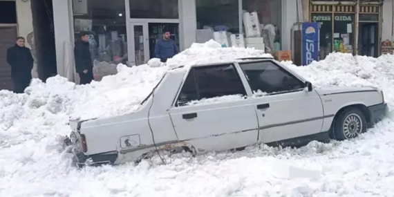 Kar Kütlesi Araç Üzerine Düştü, Hasar Büyüdü!