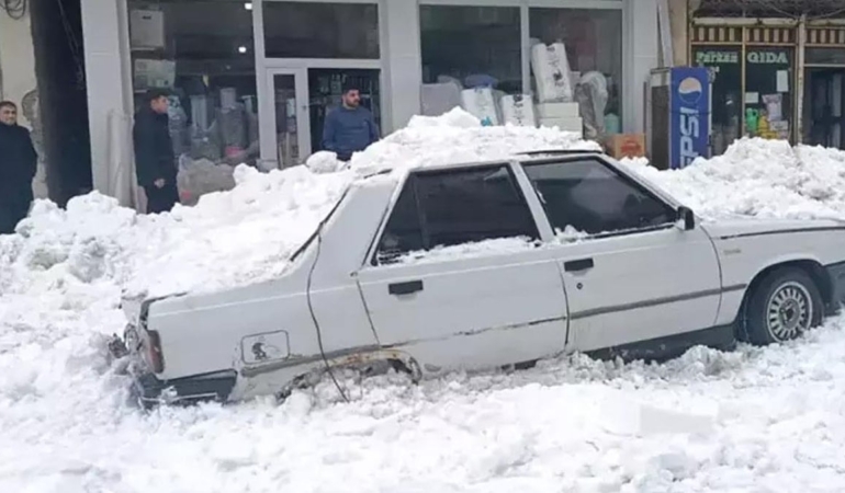 Kar Kütlesi Araç Üzerine Düştü, Hasar Büyüdü!