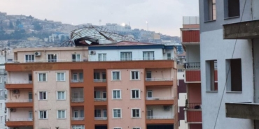 Mardin’de Kuvvetli Rüzgar Çatıyı Uçurdu!