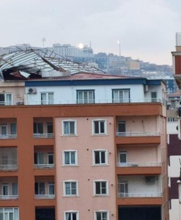 Mardin’de Kuvvetli Rüzgar Çatıyı Uçurdu!