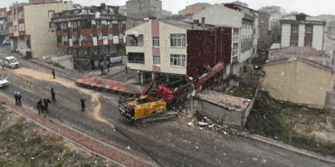 Tırın Kayması Bina Girişini Vurdu, 30 Kişi Tahliye!