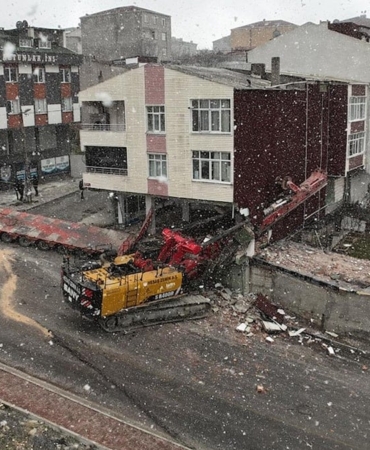 Tırın Kayması Bina Girişini Vurdu, 30 Kişi Tahliye!