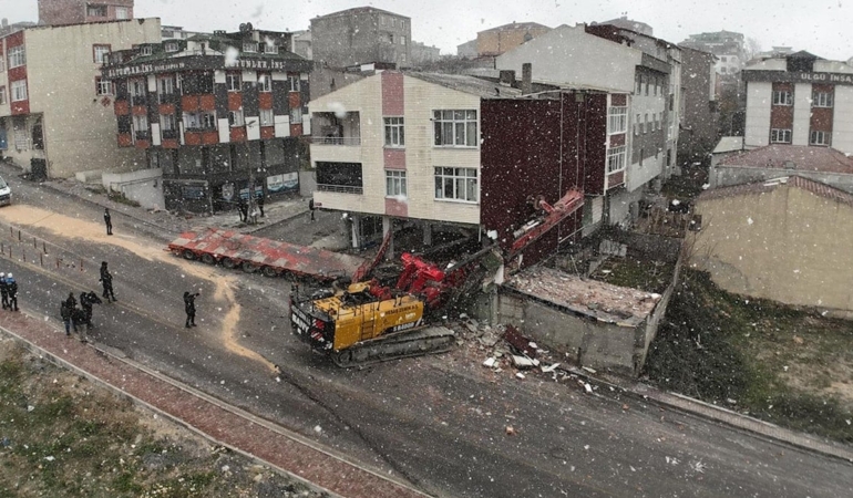 Tırın Kayması Bina Girişini Vurdu, 30 Kişi Tahliye!