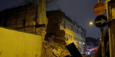 Tarihi Bina Duvarı Yıkıldı, Sokak Kapandı!