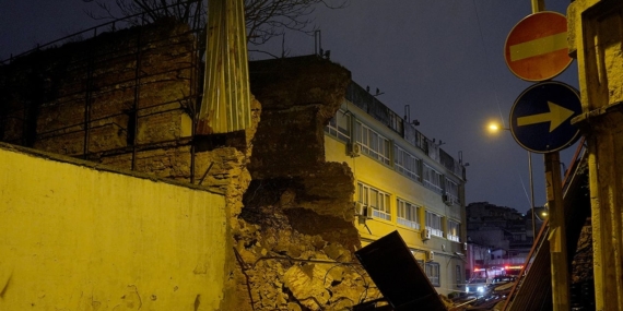 Tarihi Bina Duvarı Yıkıldı, Sokak Kapandı!