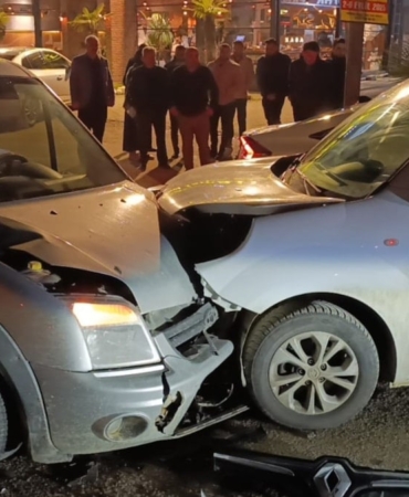 İnegöl’de Kafa Kafaya Çarpışma: 3 Yaralı!