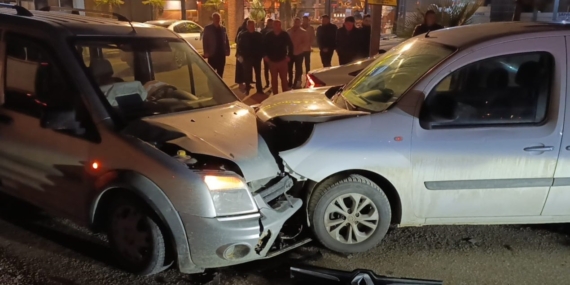 İnegöl’de Kafa Kafaya Çarpışma: 3 Yaralı!