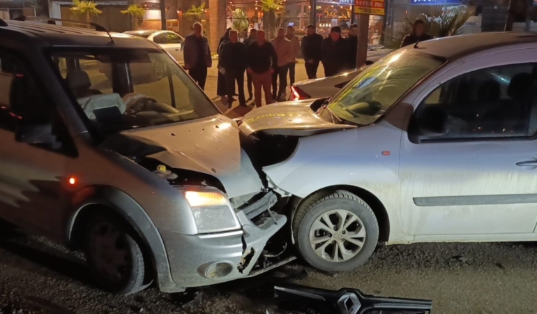 İnegöl’de Kafa Kafaya Çarpışma: 3 Yaralı!