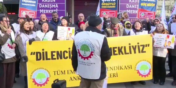 Emeklilerden İktidara Kırmızı Kart Protestosu!