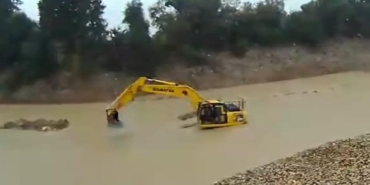 Yağmurlu Yolda Otomobil Çaya Düştü, Sürücü Kurtarıldı