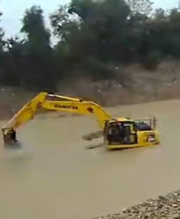 Yağmurlu Yolda Otomobil Çaya Düştü, Sürücü Kurtarıldı