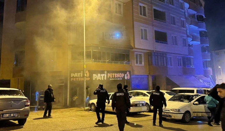 Bahçelievler’de Yangın: 5 Kişi Dumandan Etkilendi