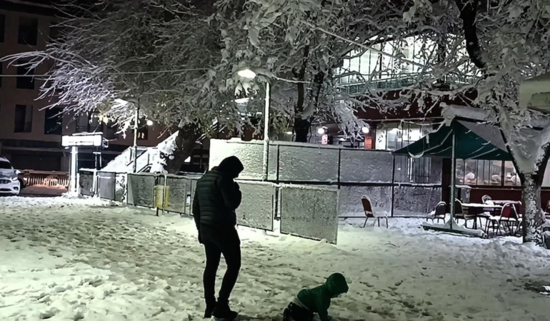 Yeni Yıla Kar Yağışı ve Silah Sesleriyle Giriş