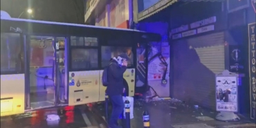 İETT Otobüsü Binaya Çarptı: 6 Yaralı!