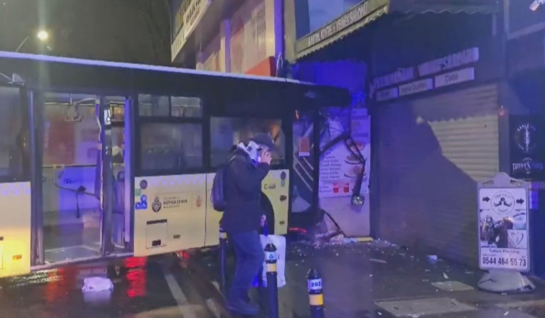 İETT Otobüsü Binaya Çarptı: 6 Yaralı!