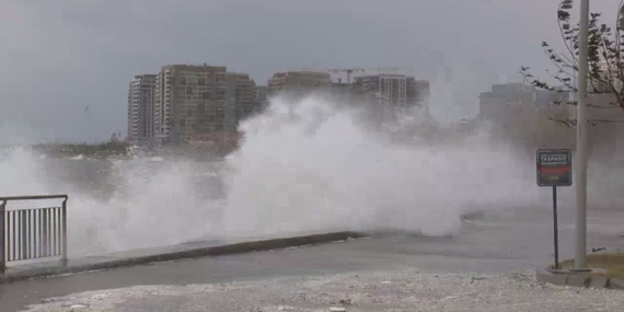 İstanbul’da Fırtına: Dalgalar ve Çatılar Uçtu!