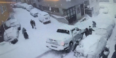 Kar Yağışı Sonrası Kamyonet Çocuklara Çarptı!