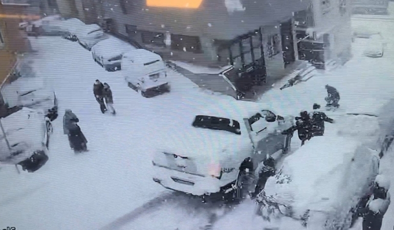 Kar Yağışı Sonrası Kamyonet Çocuklara Çarptı!