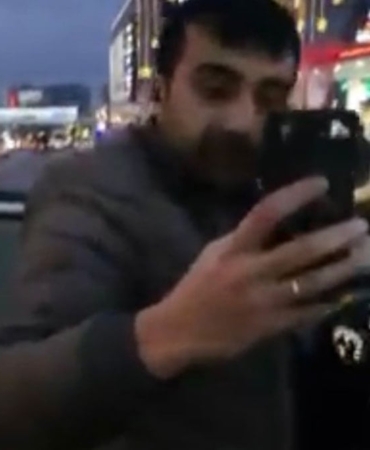 Taksici Engelli Aileyi Aracından İndirdi!