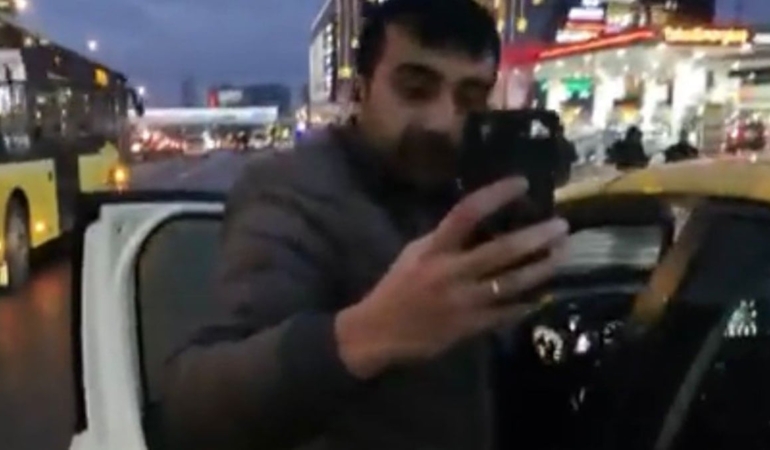 Taksici Engelli Aileyi Aracından İndirdi!