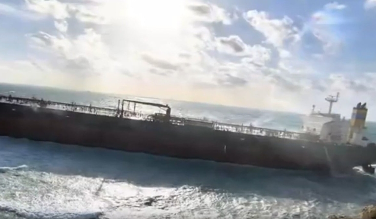 Bozcaada’da Karaya Oturan Tanker Kurtarıldı!