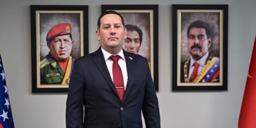 Venezuela Elçisi: Maduro Zorla Giderilmekte!