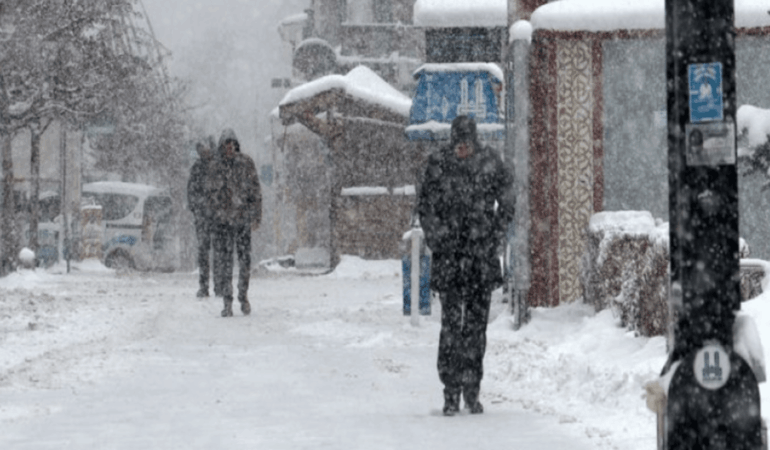 Kar Yağışı Ulaşımı Felç Etti, Çalışmalar Devam Ediyor
