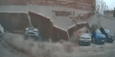 Rüzgarın Gücü: Metruk Duvar Araçlara Devrildi!