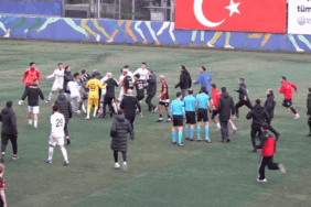 Stadyumda Gergin Anlar: Futbolcular Savaştı!