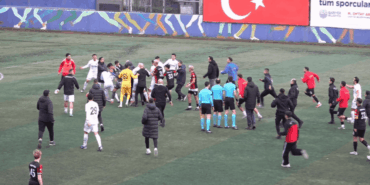 Stadyumda Gergin Anlar: Futbolcular Savaştı!