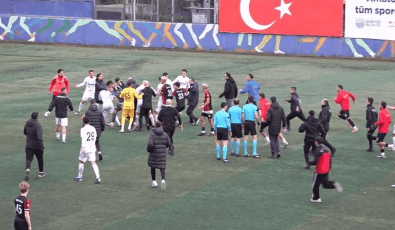 Stadyumda Gergin Anlar: Futbolcular Savaştı!